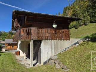 Discover this charming chalet nestled in a picturesque mountain setting.