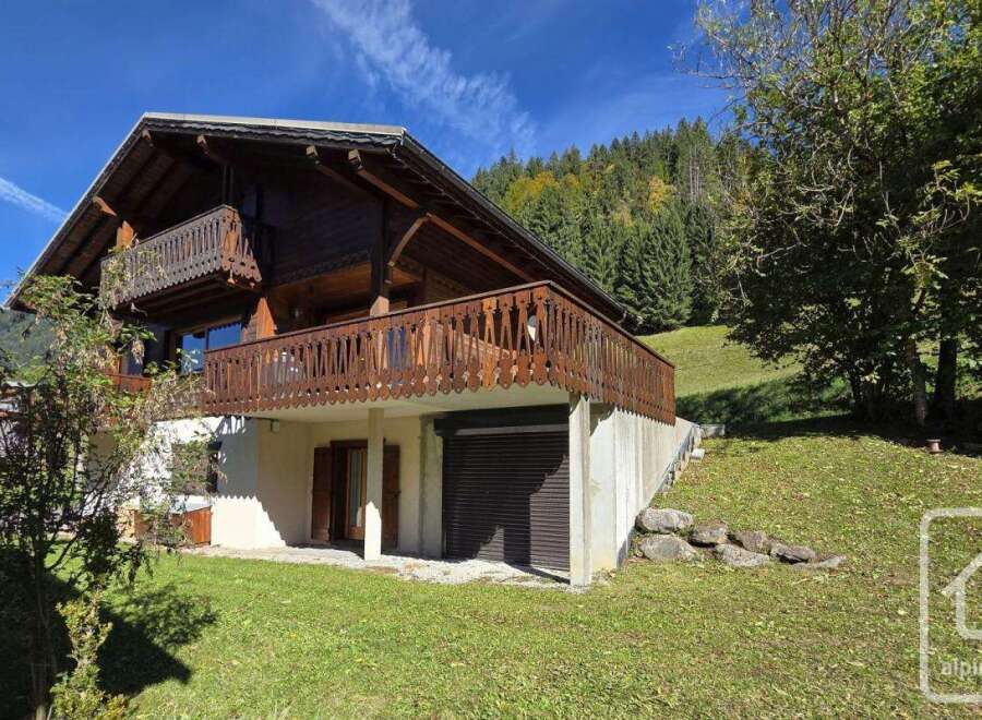 Discover the charm of this stunning chalet nestled in a picturesque setting.