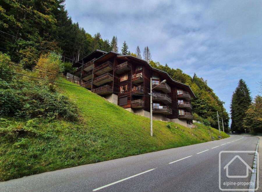 Discover a stunning property nestled in a picturesque mountain setting.