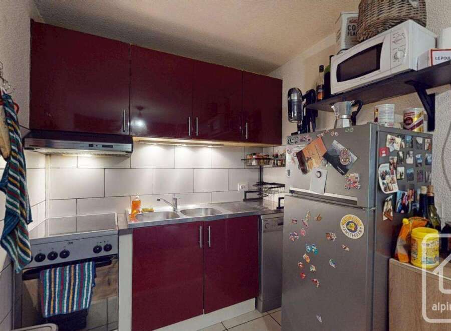 Discover this charming kitchen, perfect for culinary enthusiasts.