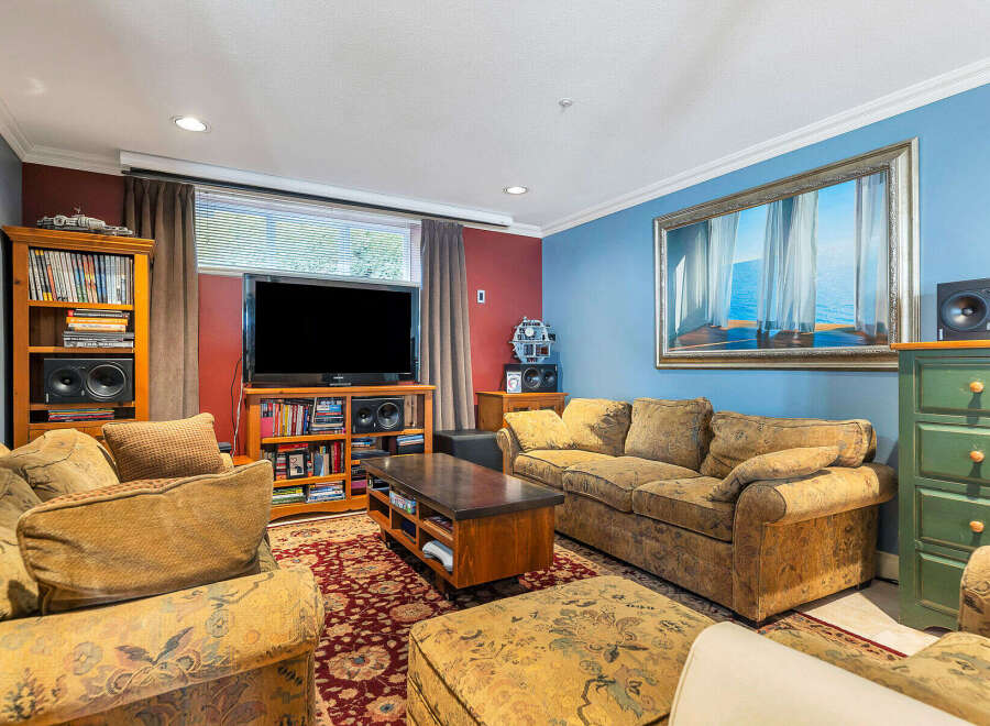 Step into this inviting living space, perfect for relaxation and entertainment.