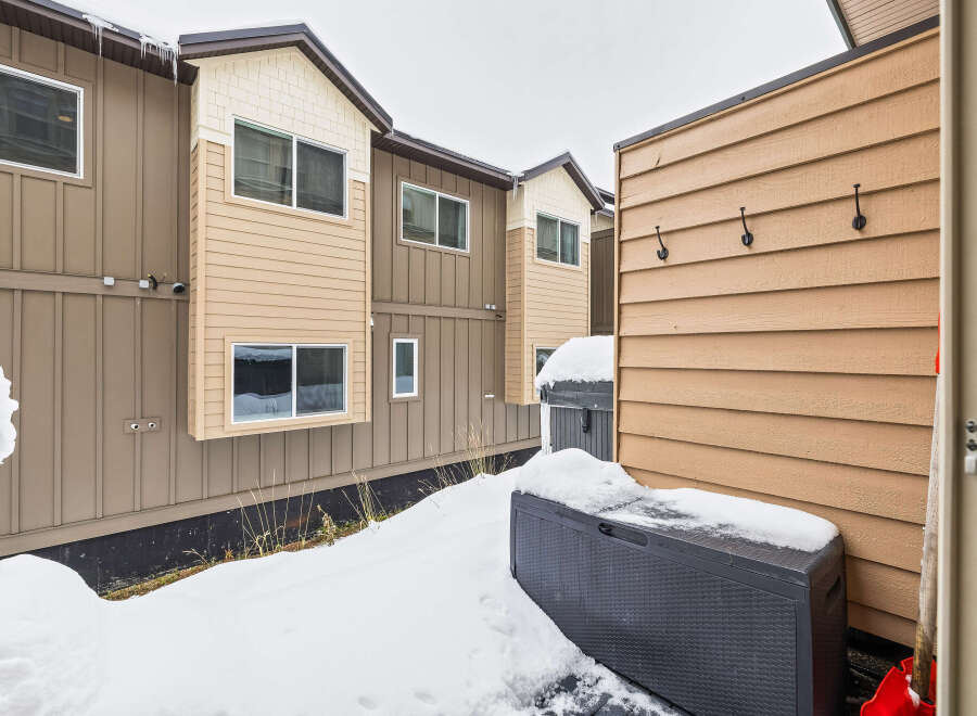 Discover the charm of this stunning property, featuring a modern exterior design and a cozy atmosphere.