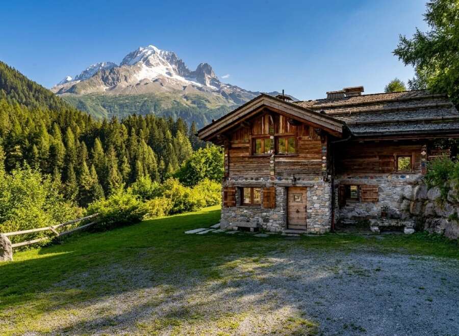 Escape to the mountains in this charming chalet nestled in a picturesque setting.