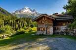 Escape to the mountains in this charming chalet nestled in a picturesque setting.