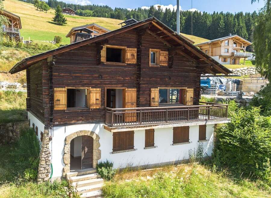 Discover the charm of this stunning wooden chalet nestled in a picturesque setting.