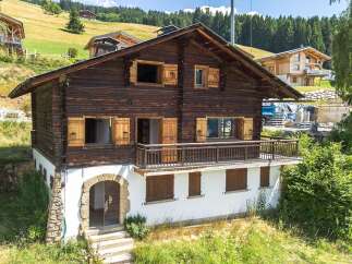 Discover the charm of this stunning wooden chalet nestled in a picturesque setting.