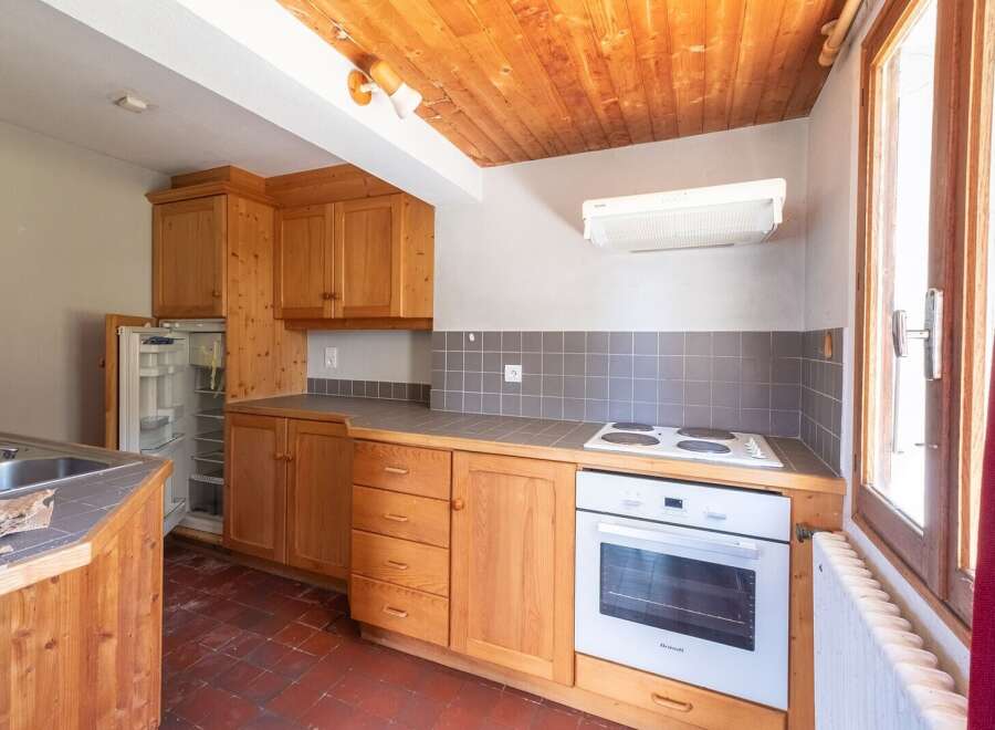 Discover this charming kitchen with its warm wooden cabinets and inviting atmosphere.