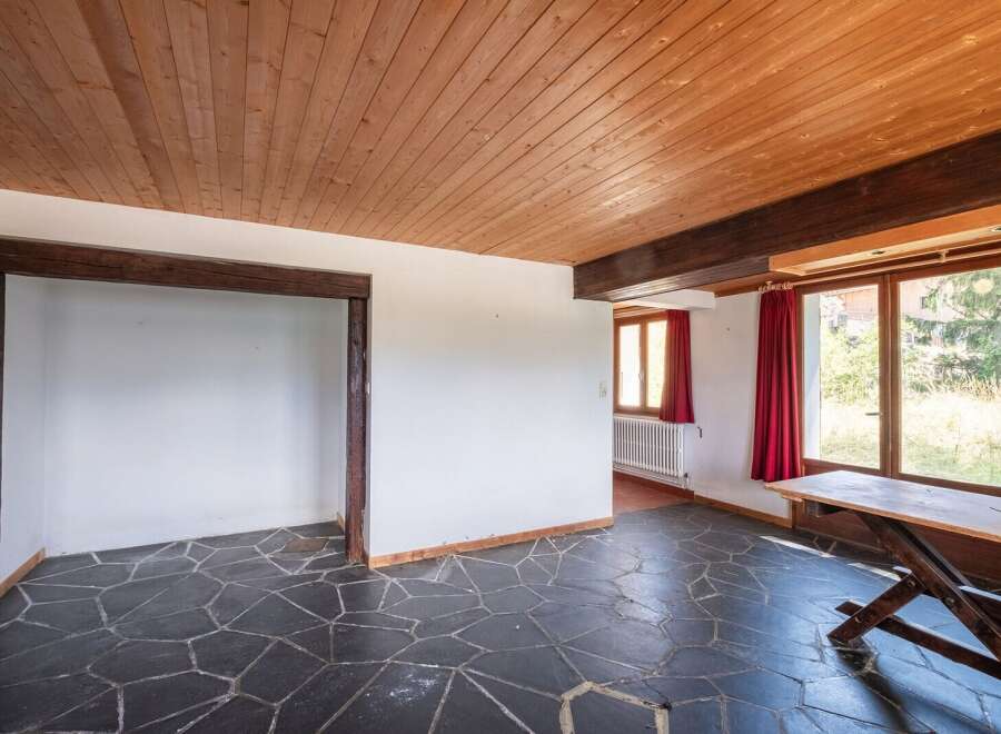 Discover the charm of this unique property featuring a stunning wooden ceiling and a distinctive stone tile floor.