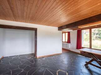 Discover the charm of this unique property featuring a stunning wooden ceiling and a distinctive stone tile floor.