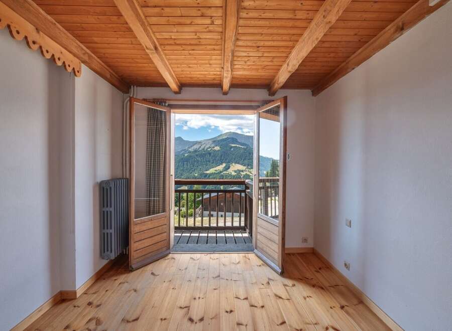 This charming property boasts stunning mountain views from its balcony, perfect for enjoying the fresh air and natural beauty.