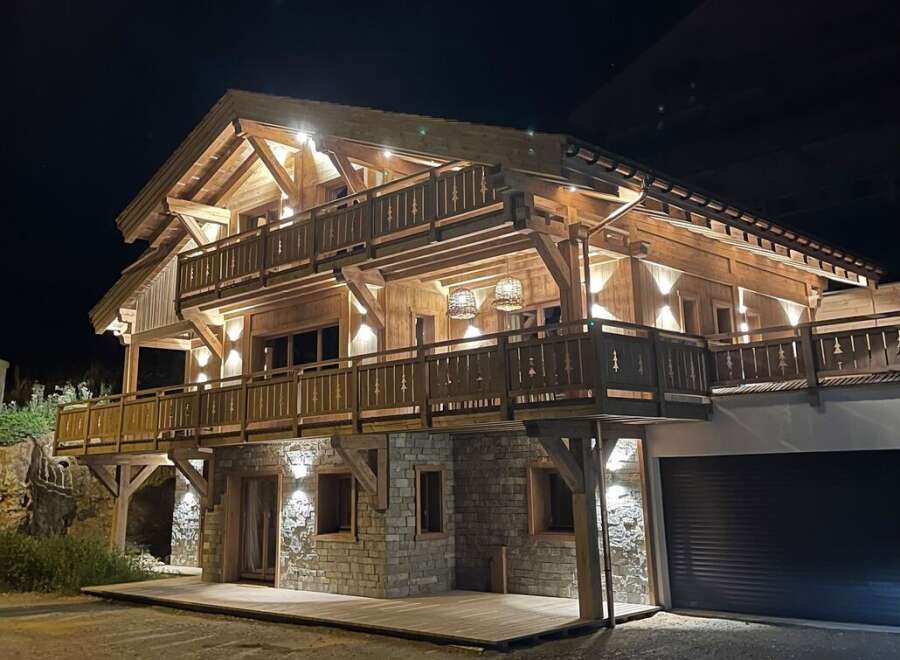Experience the charm of this stunning wooden chalet, a perfect blend of rustic elegance and modern design.