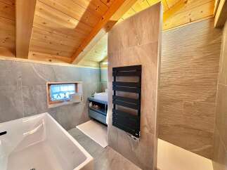 Discover the epitome of modern luxury in this stunning bathroom.