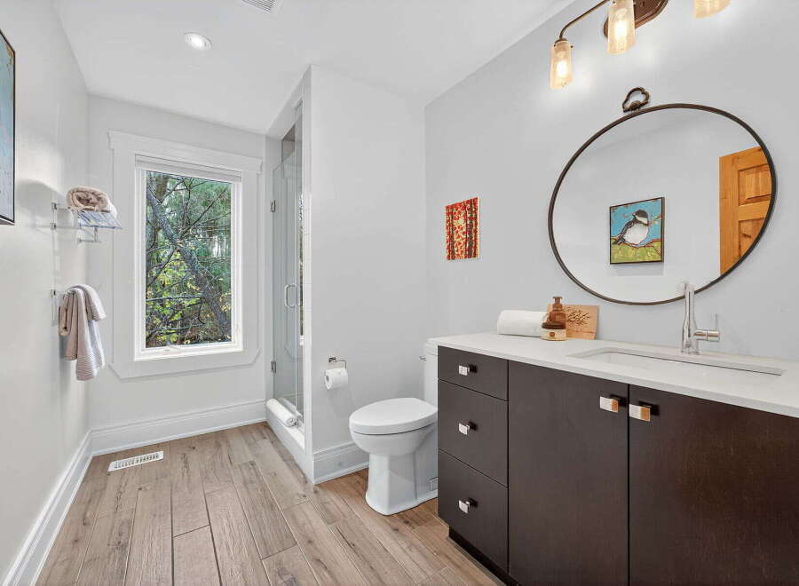 This stunning bathroom boasts a modern design with a touch of nature.