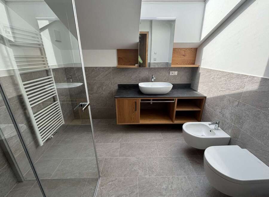 Discover modern luxury in this stunning bathroom.