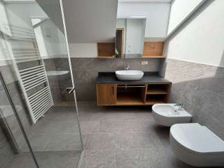 Discover modern luxury in this stunning bathroom.