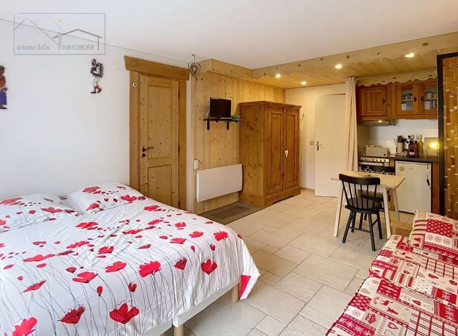 Discover this charming studio apartment, perfect for a cozy getaway.