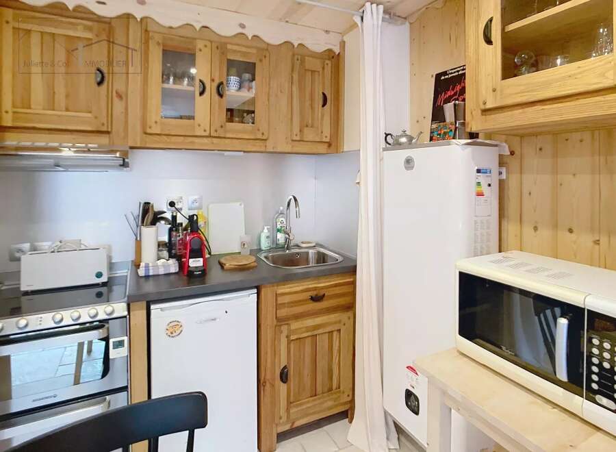 Discover this charming kitchen, perfect for preparing delicious meals.