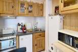 Discover this charming kitchen, perfect for preparing delicious meals.