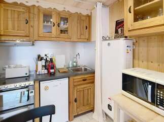 Discover this charming kitchen, perfect for preparing delicious meals.