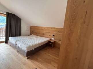 This cozy bedroom features a comfortable double bed with a wooden headboard, perfect for a relaxing stay.
