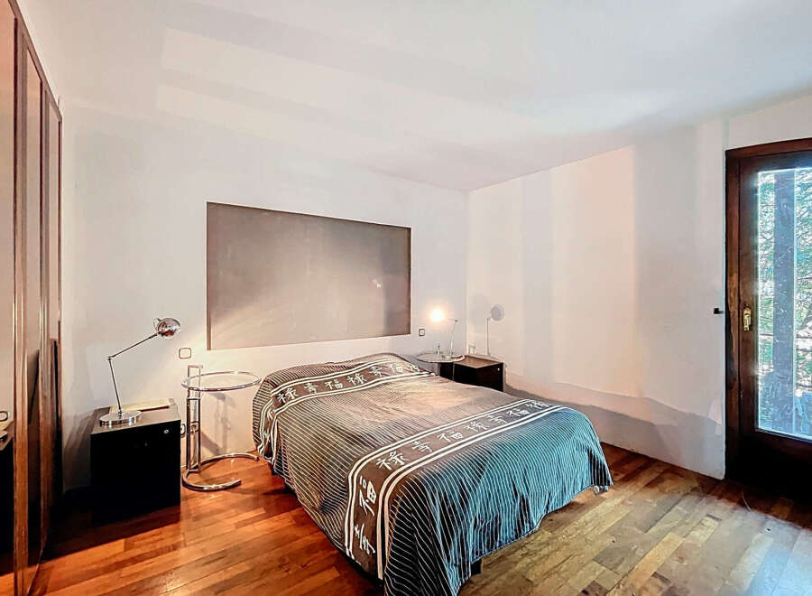 Discover the elegance of this bedroom, featuring a sleek design and modern aesthetic.