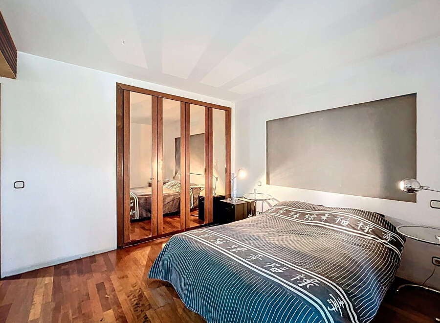 This stunning bedroom boasts a modern design with a touch of elegance.