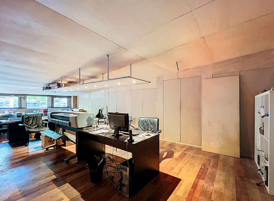 Discover this spacious office space, perfect for creative professionals.