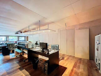 Discover this spacious office space, perfect for creative professionals.