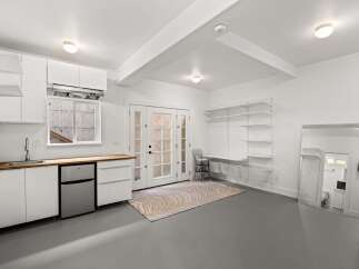Discover the charm of this well-lit space, perfect for a modern living.