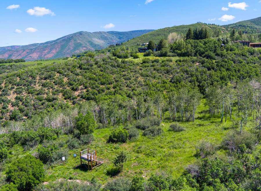 Discover the beauty of this stunning property, nestled in a picturesque landscape.