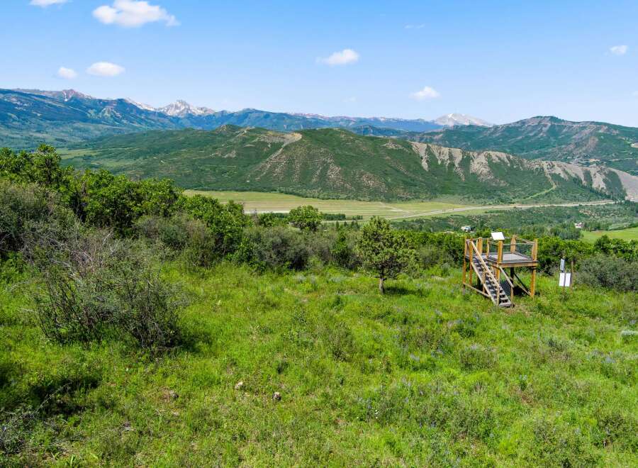 Discover breathtaking views from this stunning property, perfect for nature enthusiasts and those seeking tranquility.