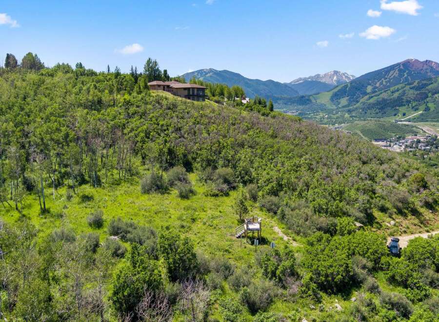 Nestled on a lush hillside, this stunning property offers breathtaking views of the surrounding mountains and valley.