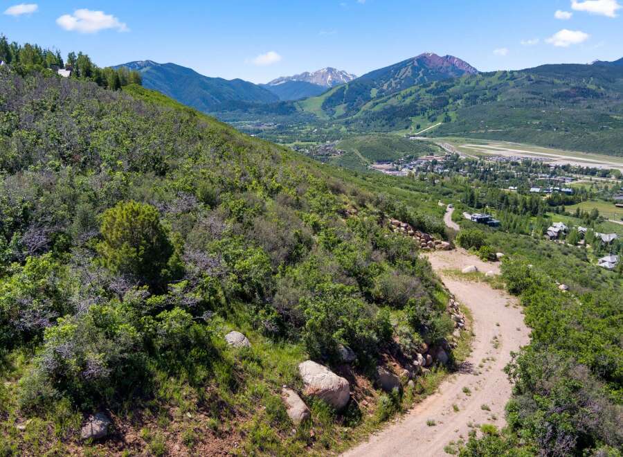 Discover the beauty of this stunning property nestled in a picturesque mountain setting.