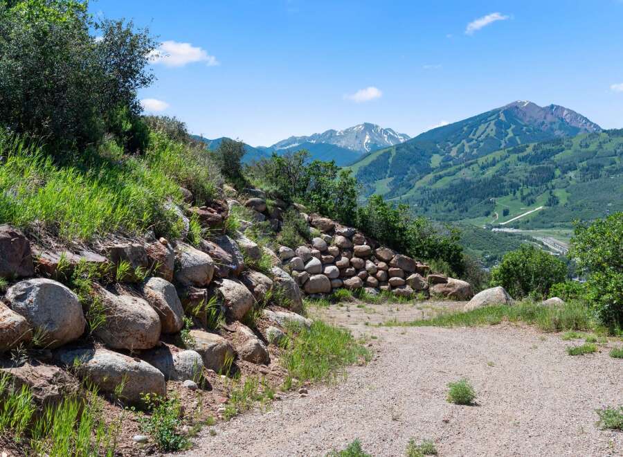 Discover the beauty of this stunning property with breathtaking mountain views.