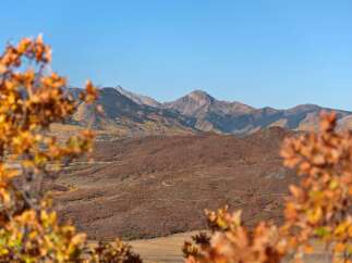 Experience the beauty of nature with this stunning property, offering breathtaking mountain views.