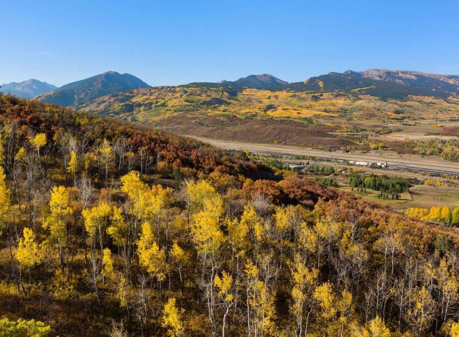 Discover the beauty of this stunning property nestled in a picturesque mountain landscape.