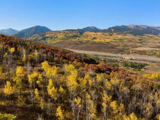 Discover the beauty of this stunning property nestled in a picturesque mountain landscape.