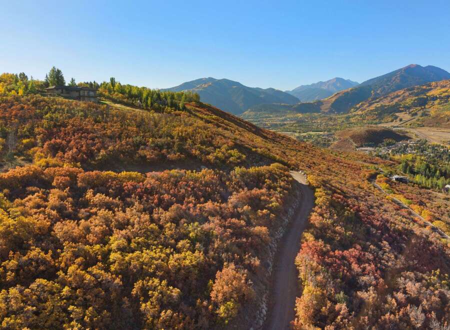 Discover the beauty of this stunning property nestled in the heart of nature.