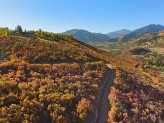 Discover the beauty of this stunning property nestled in the heart of nature.