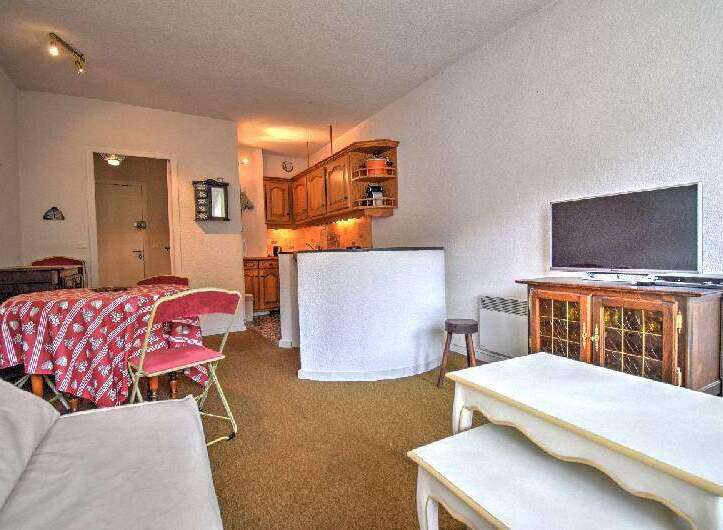 Discover this charming property featuring a cozy living space and a well-equipped kitchen.