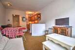 Discover this charming property featuring a cozy living space and a well-equipped kitchen.