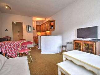 Discover this charming property featuring a cozy living space and a well-equipped kitchen.