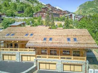 Discover the epitome of alpine luxury in this stunning chalet, boasting a prime location with breathtaking mountain views.