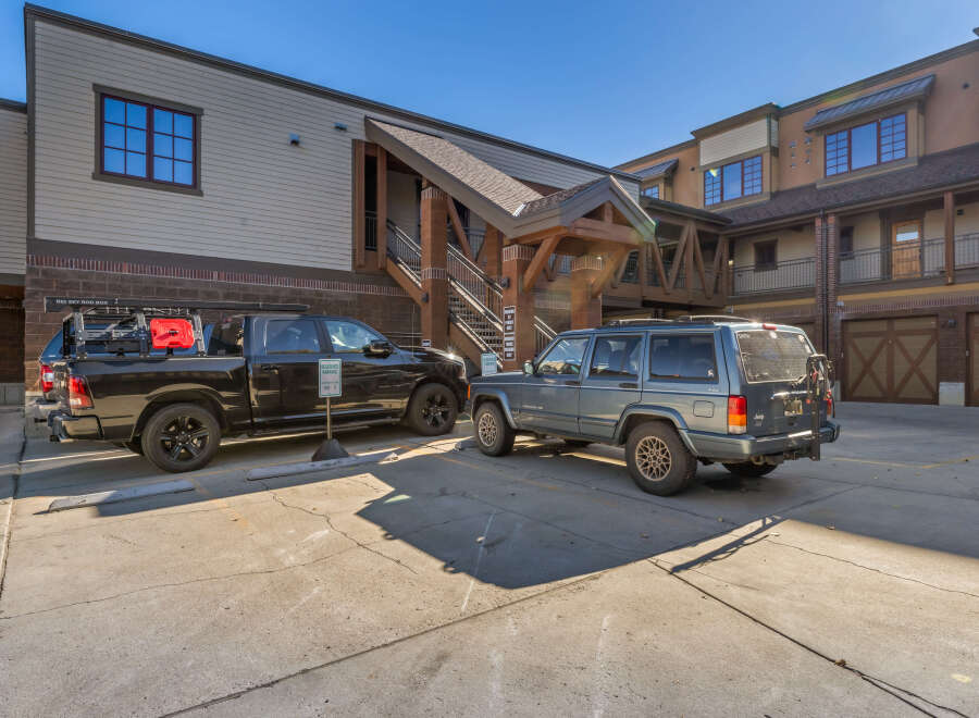 Discover the charm of this property, featuring a modern design and convenient parking.