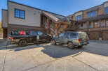 Discover the charm of this property, featuring a modern design and convenient parking.