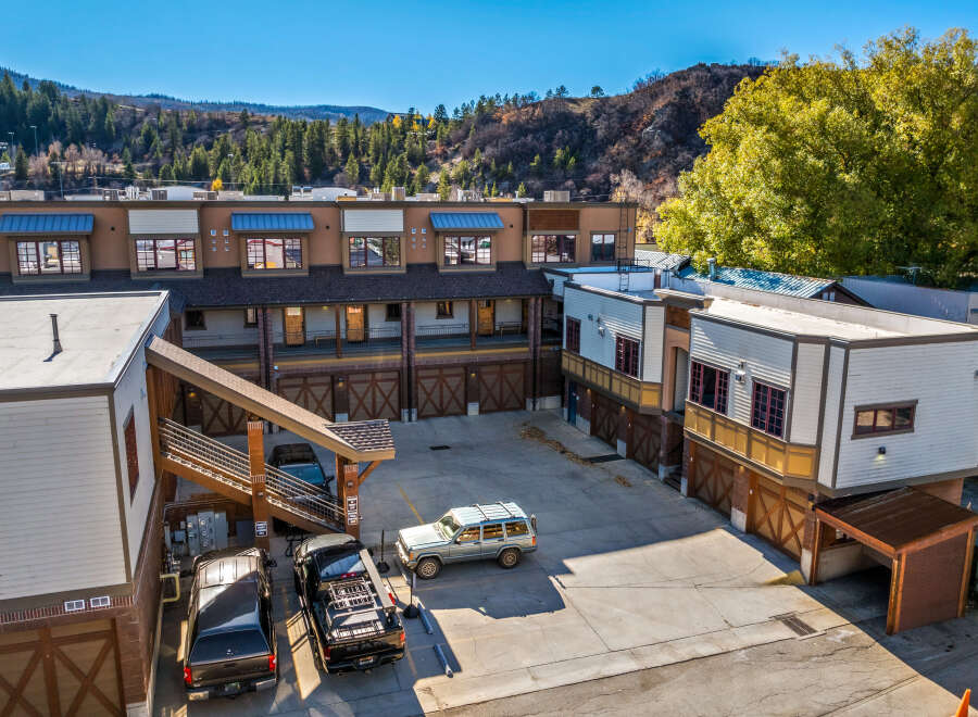 Discover a stunning property featuring modern architecture and a prime location.
