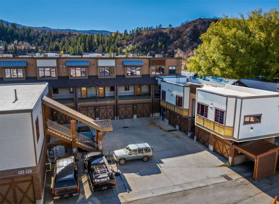 Discover a stunning property with modern architecture and convenient parking.