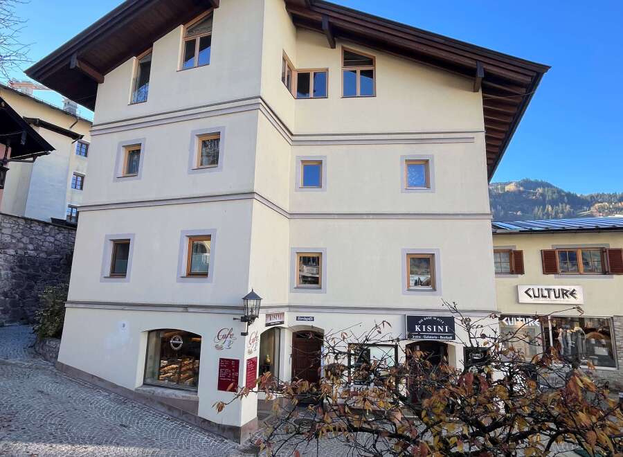 This charming building, ideally situated, presents a unique opportunity for various ventures.