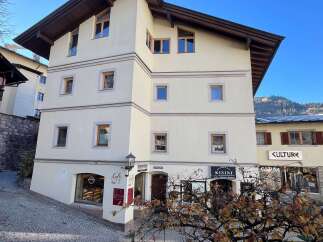 This charming building, ideally situated, presents a unique opportunity for various ventures.