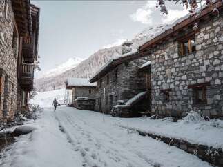 Discover the charm of this stone-built property nestled in a serene winter landscape.